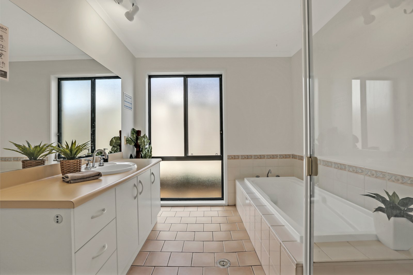 10 Glenwood Grove HORSLEY 6