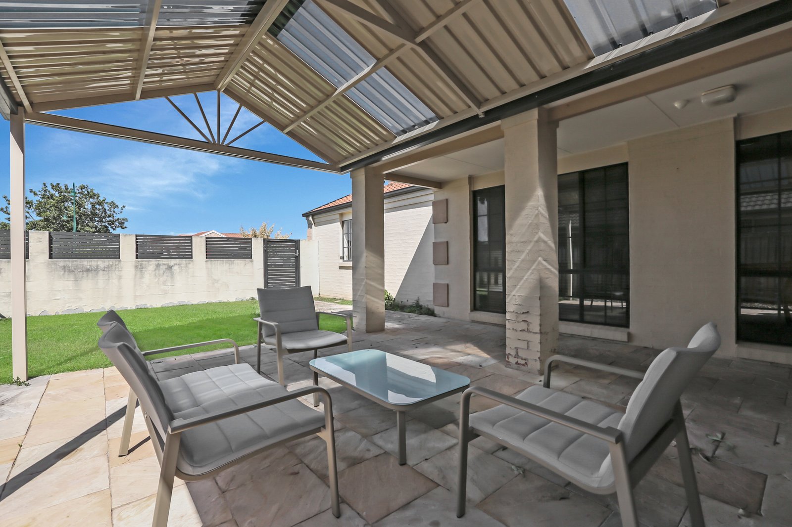 10 Glenwood Grove HORSLEY 8