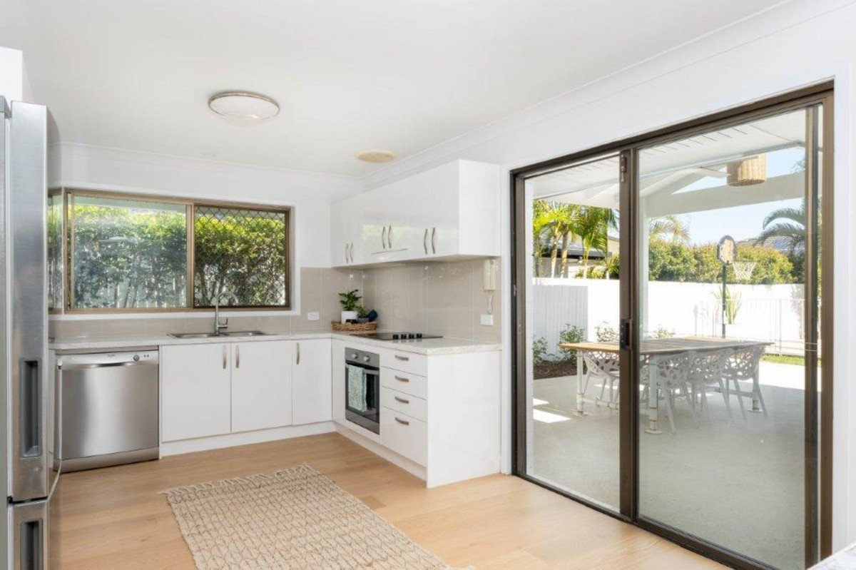 10 Grebe Place BURLEIGH WATERS 5