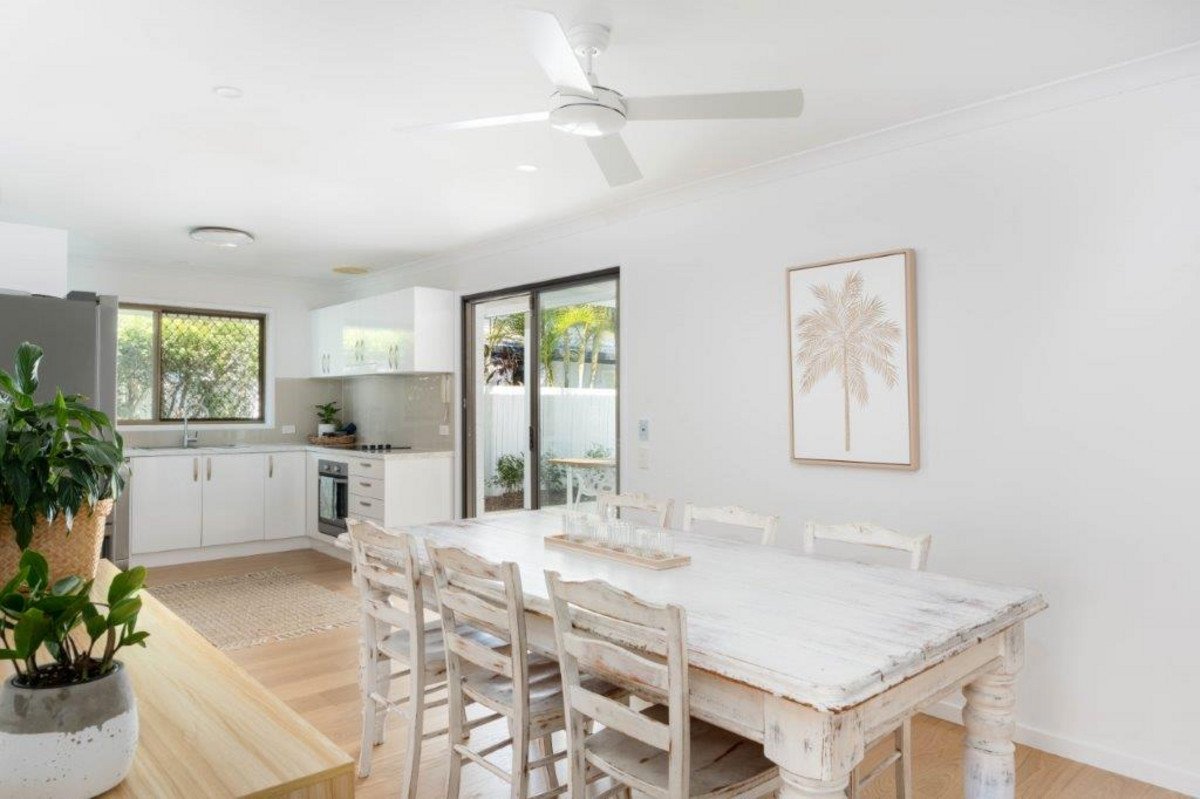 10 Grebe Place BURLEIGH WATERS 6