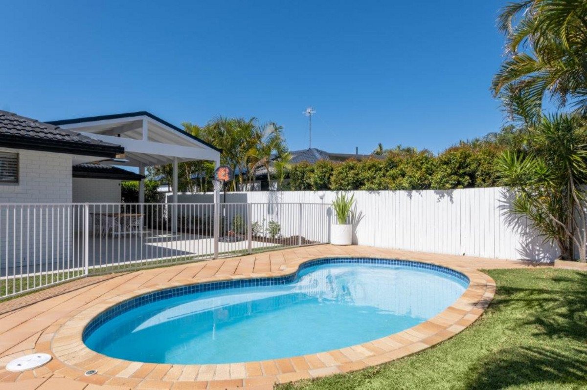 10 Grebe Place BURLEIGH WATERS 15