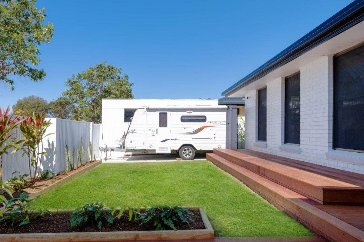 10 Grebe Place BURLEIGH WATERS 18