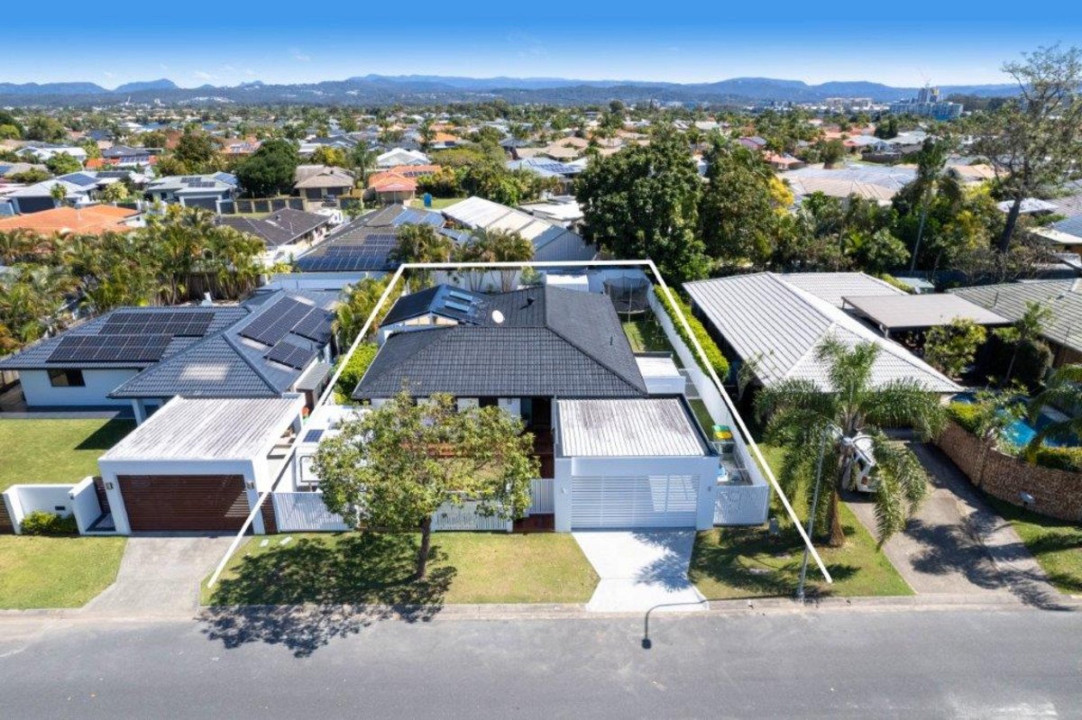 10 Grebe Place BURLEIGH WATERS 19