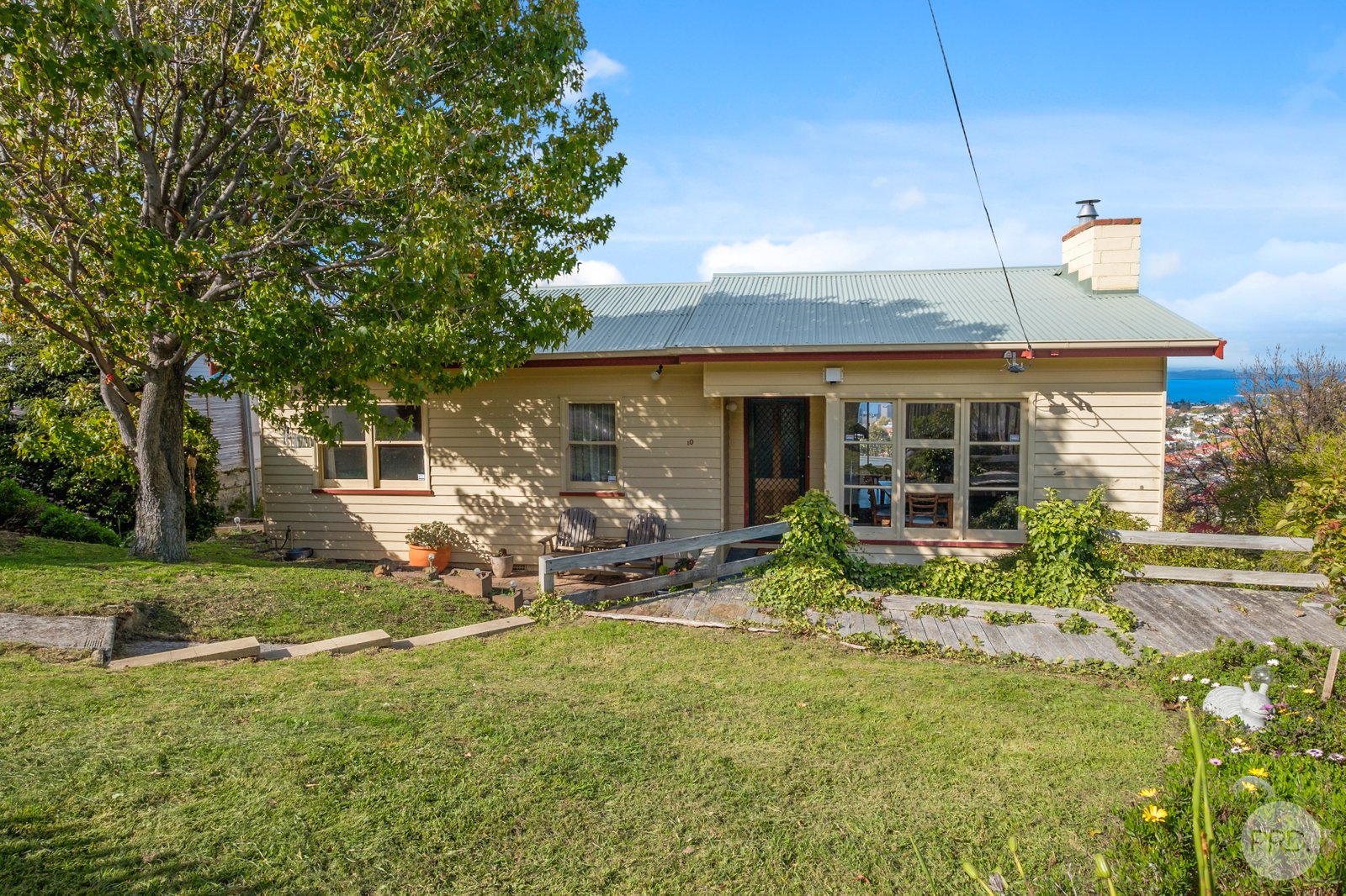 10 Hooper Crescent MOUNT STUART 1