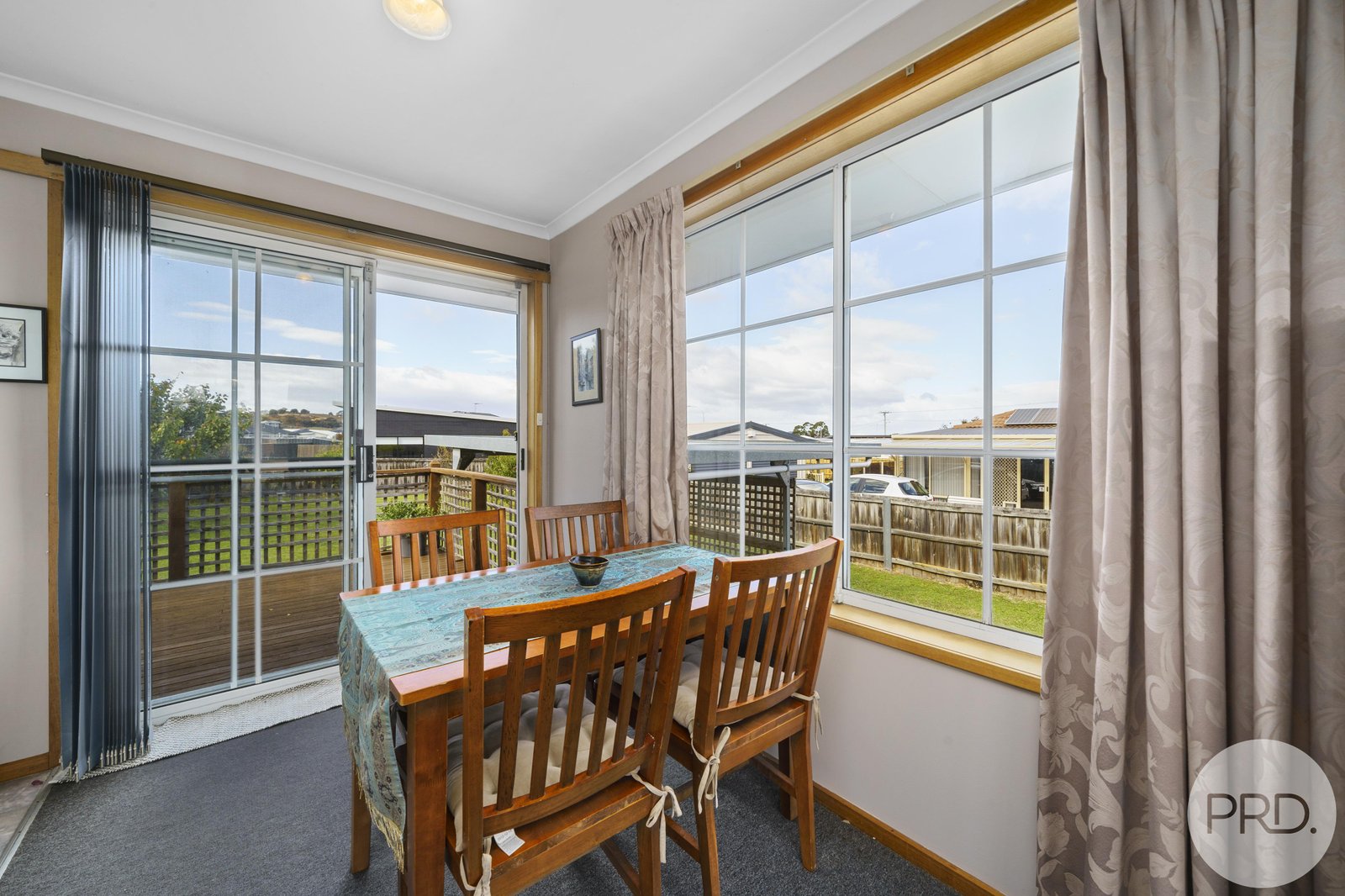 10 Horsham Road OAKDOWNS 10