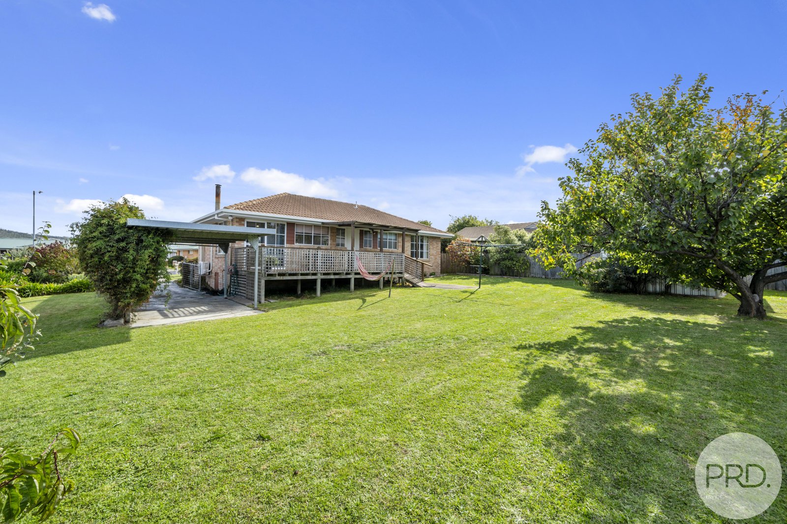 10 Horsham Road OAKDOWNS 25