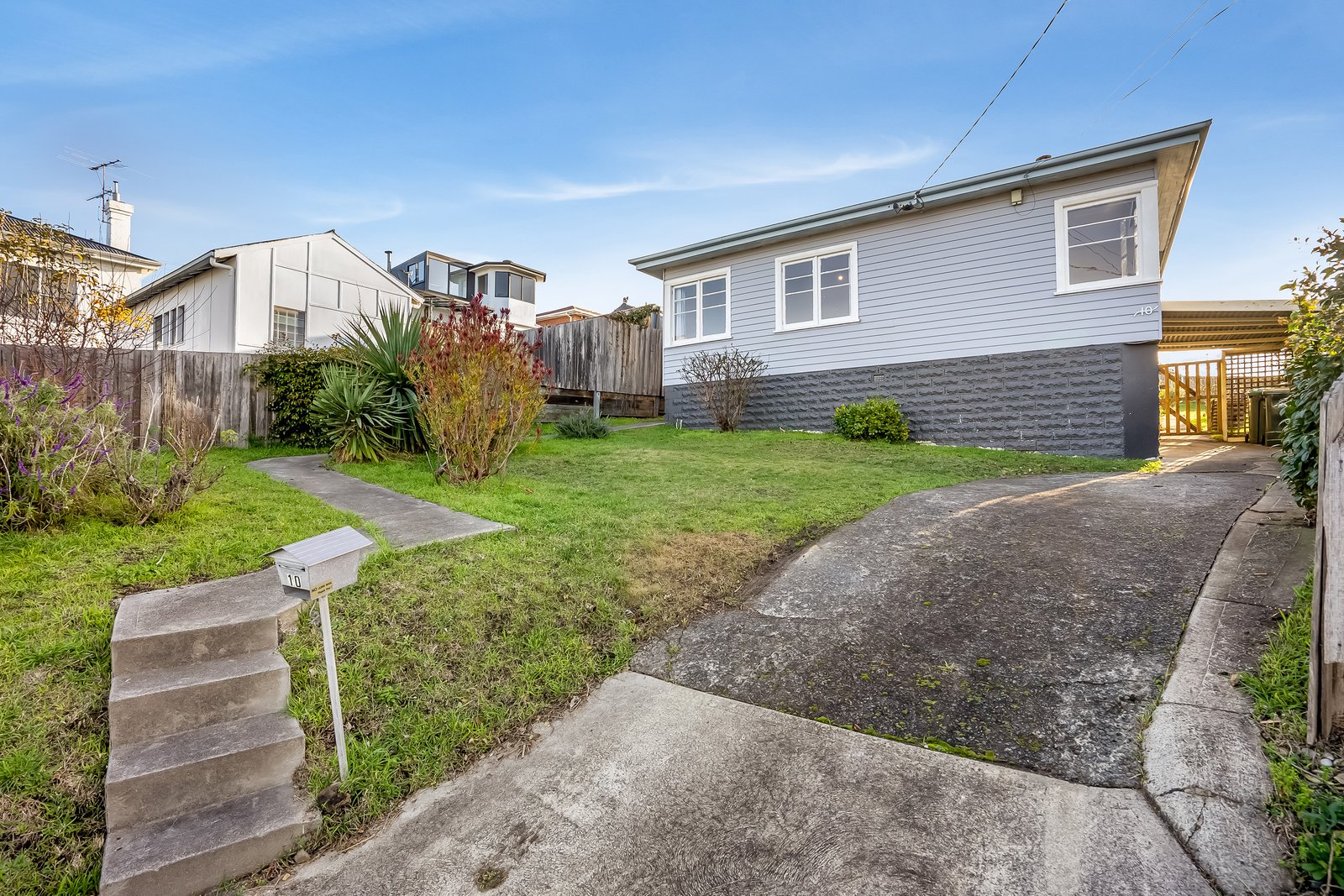 10 Hurlstone Crescent MOONAH 2