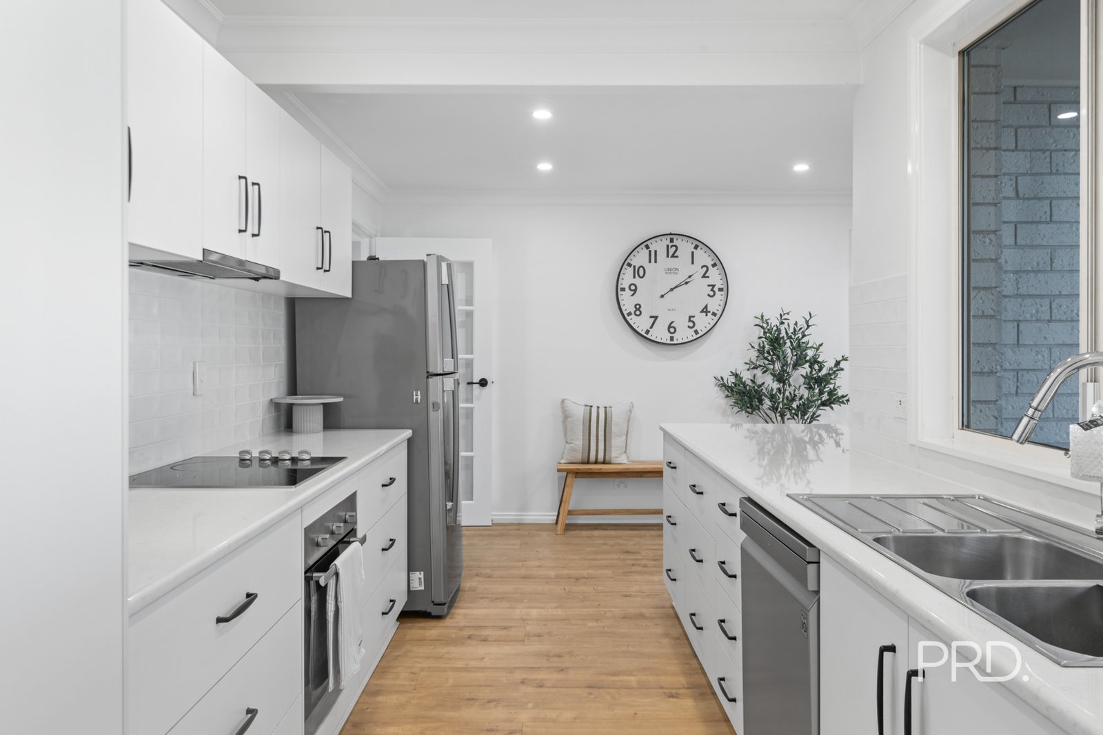 10 Lansdowne Avenue LAKE ALBERT 11