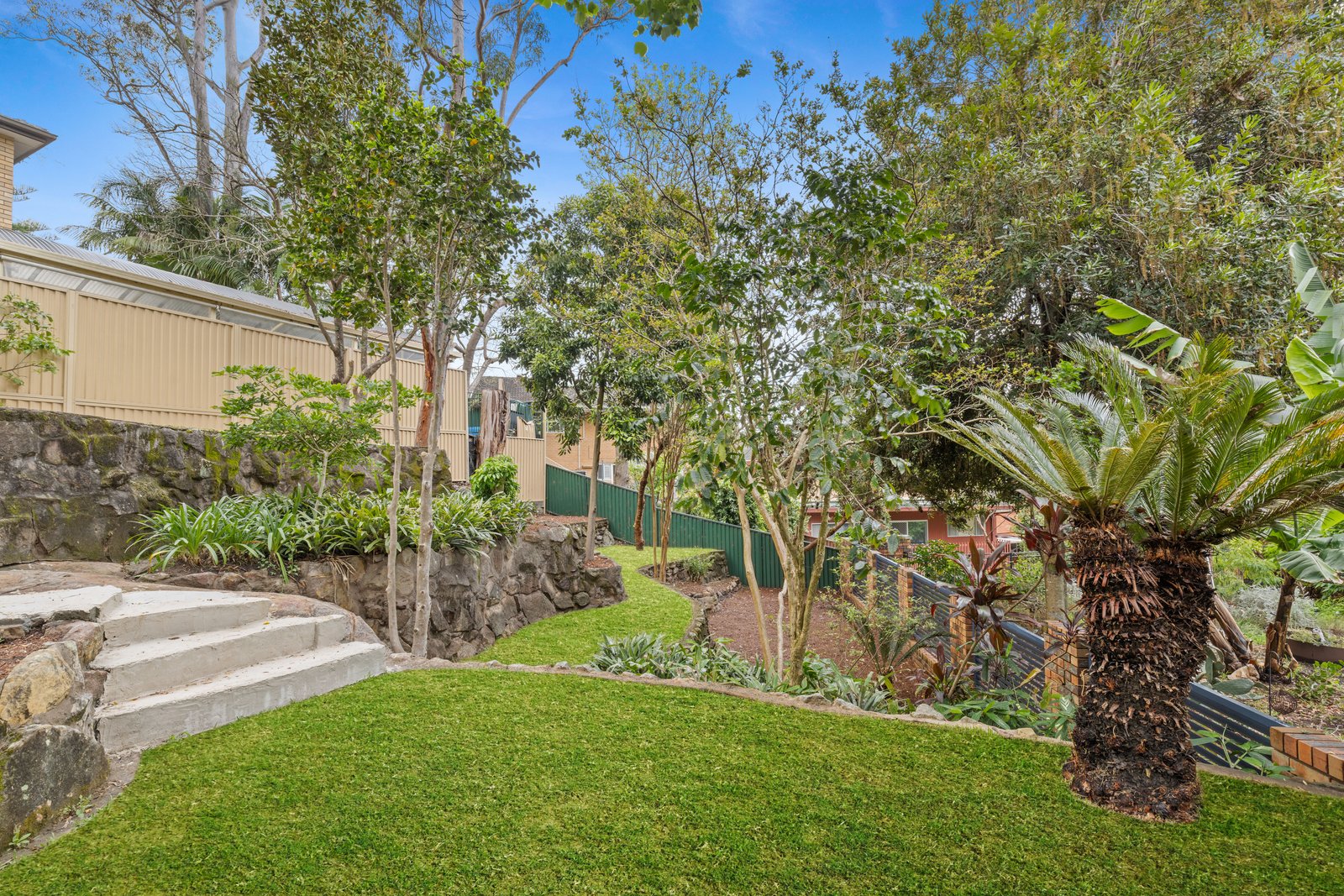 10 Maple Street LUGARNO 16