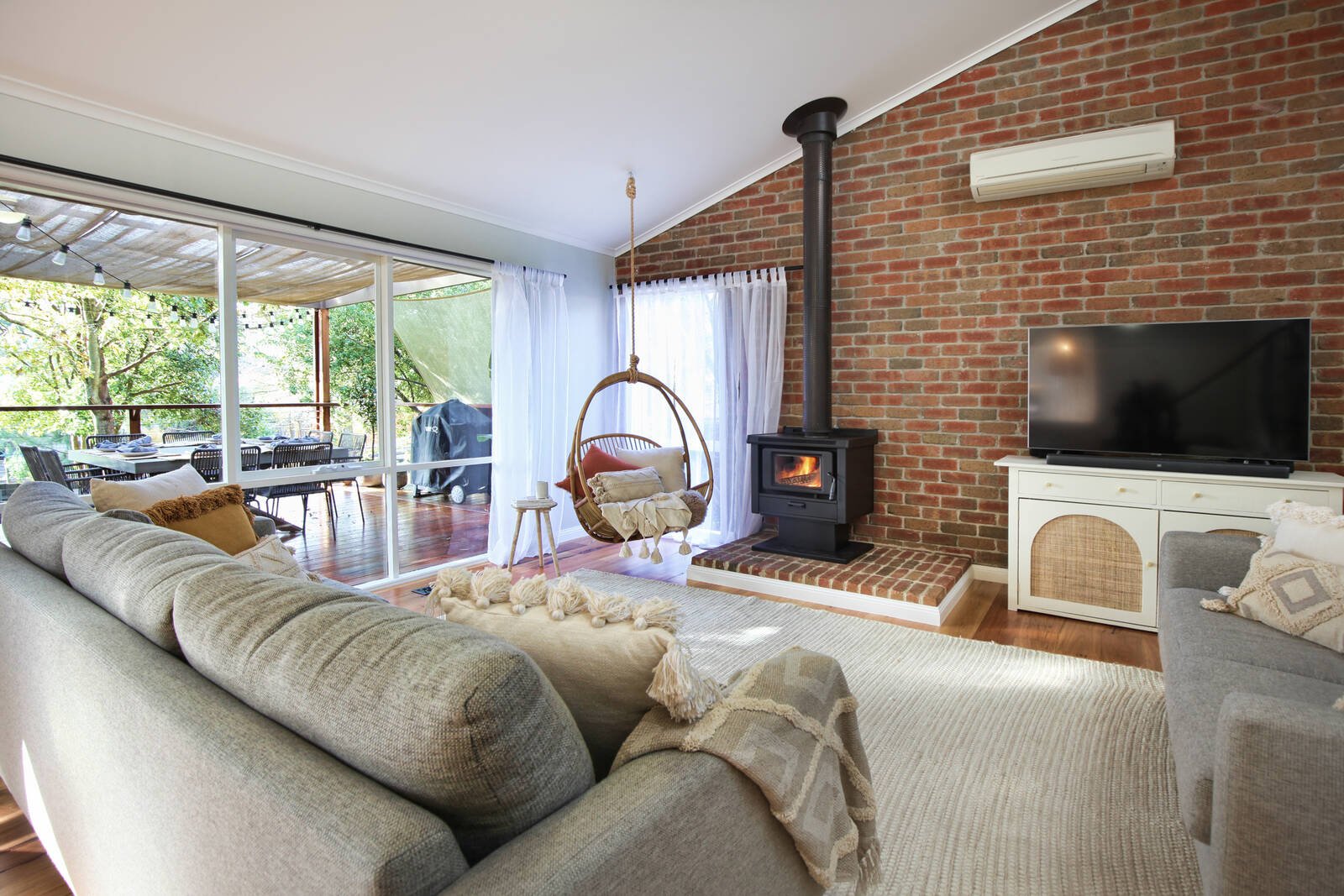 Real Estate and Property in 10 Maureen Place, Woodend, VIC