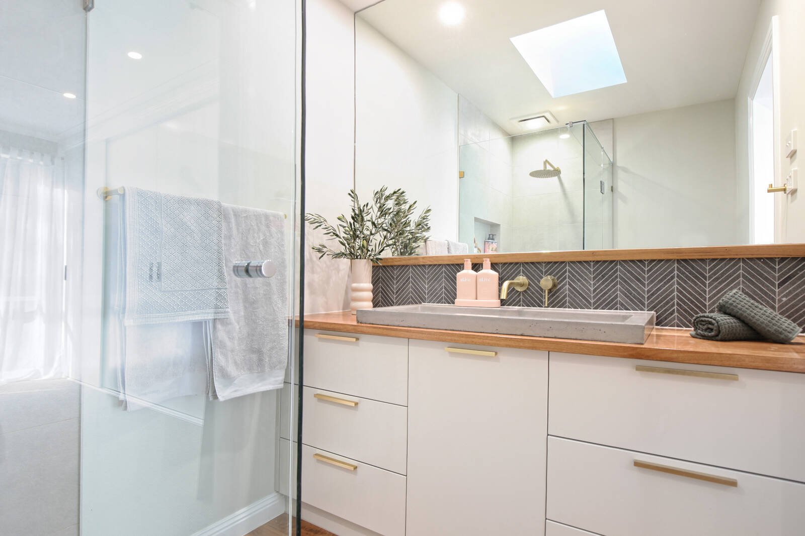 Real Estate and Property in 10 Maureen Place, Woodend, VIC