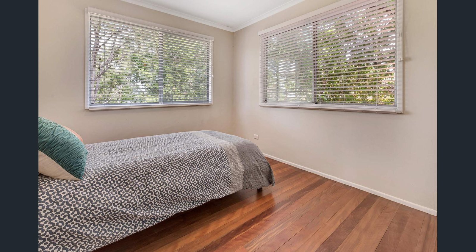 10 McCowan Street ASHMORE 8