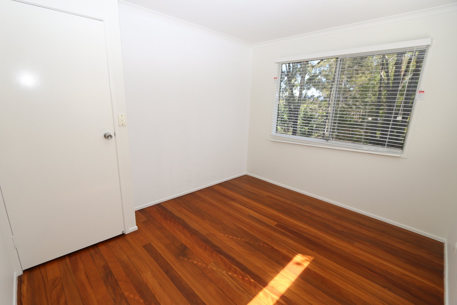 10 McCowan Street ASHMORE 9