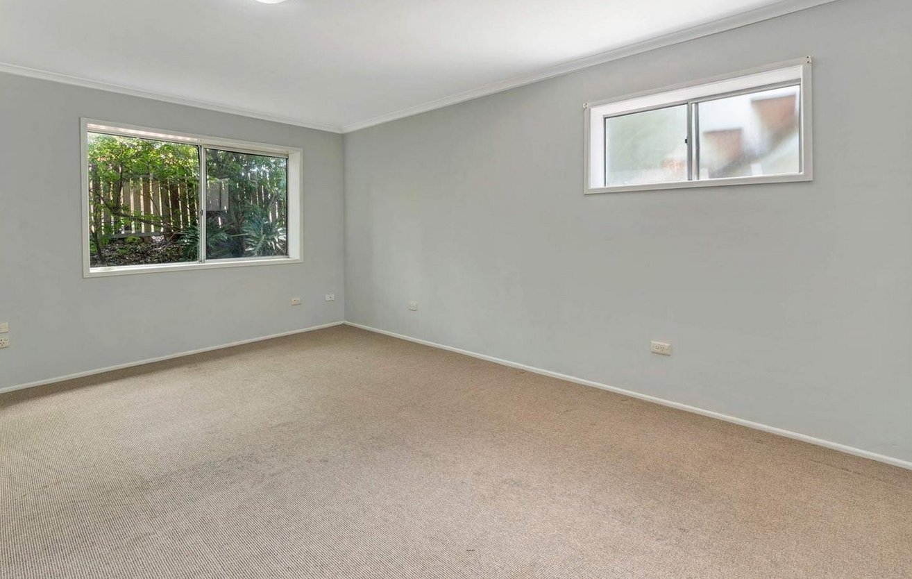 10 McCowan Street ASHMORE 12