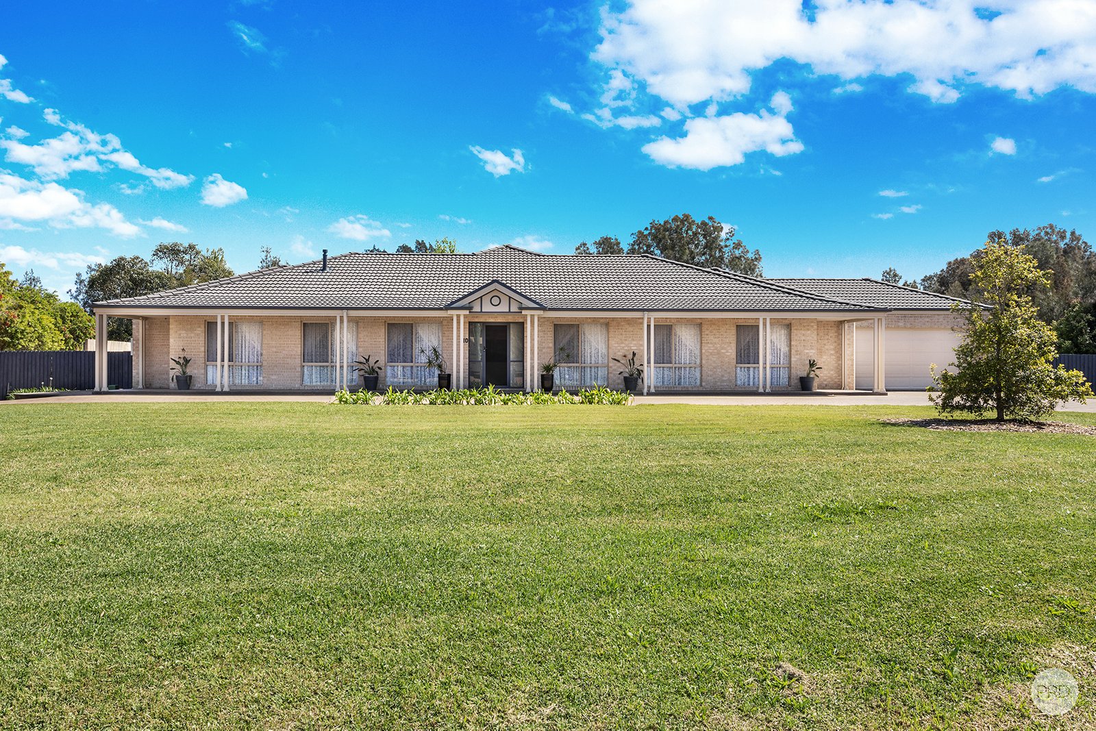 10 Melaleuca Drive ONE MILE 20