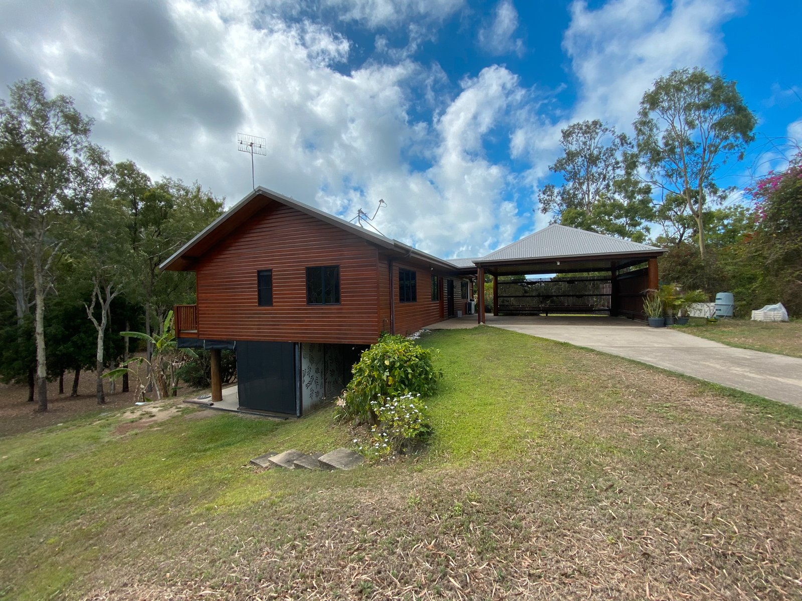 10 Namanula Drive FLAMETREE 1