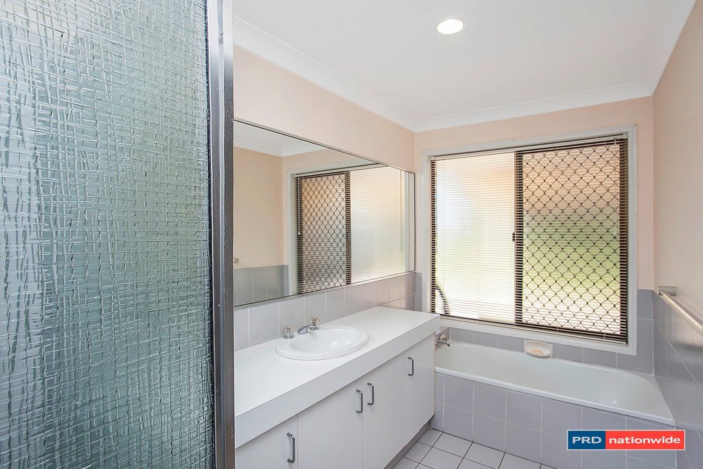 10 Oakland Court BURLEIGH WATERS 12