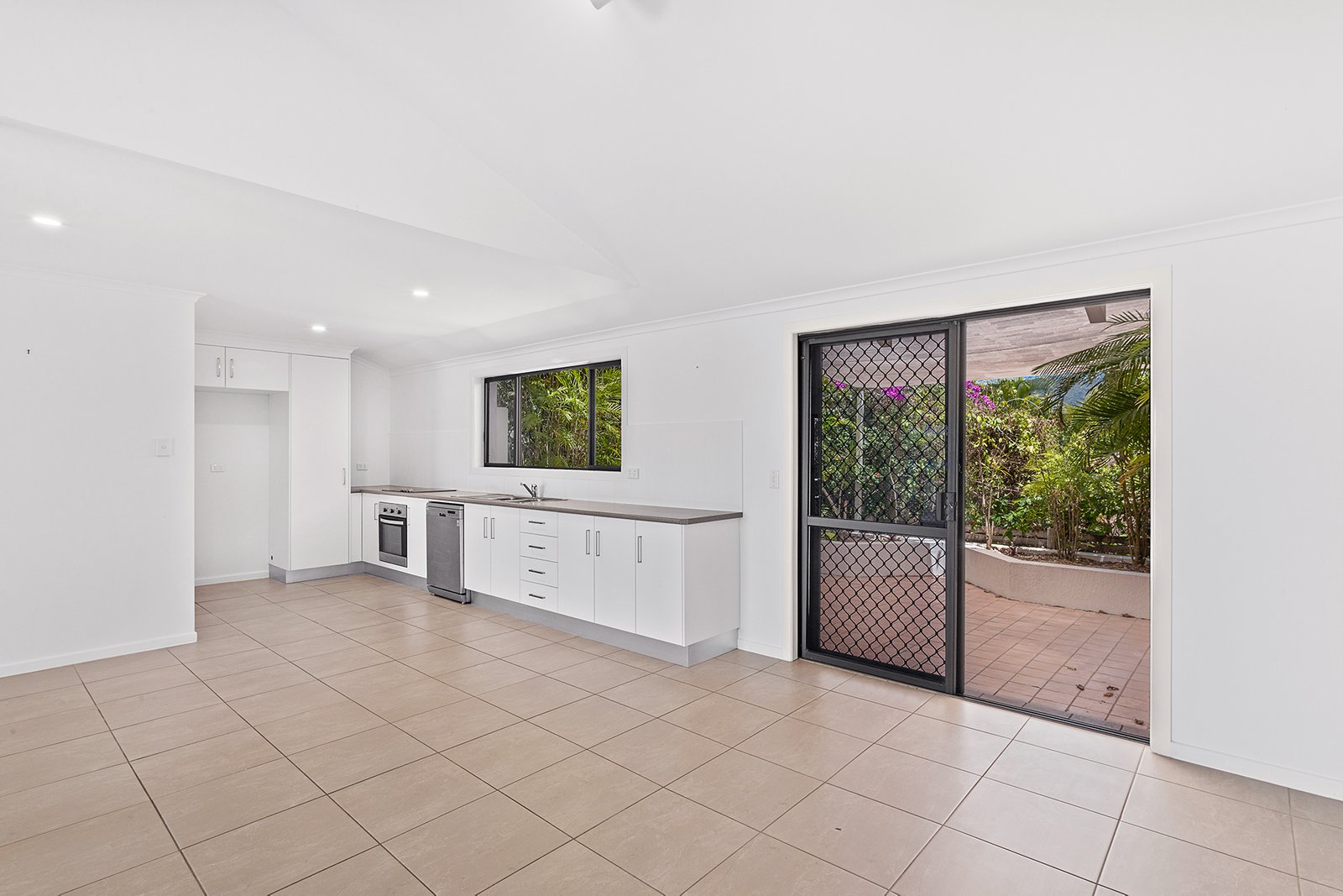 10 Passage Avenue SHUTE HARBOUR 9