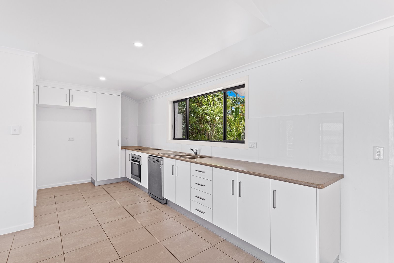 10 Passage Avenue SHUTE HARBOUR 24