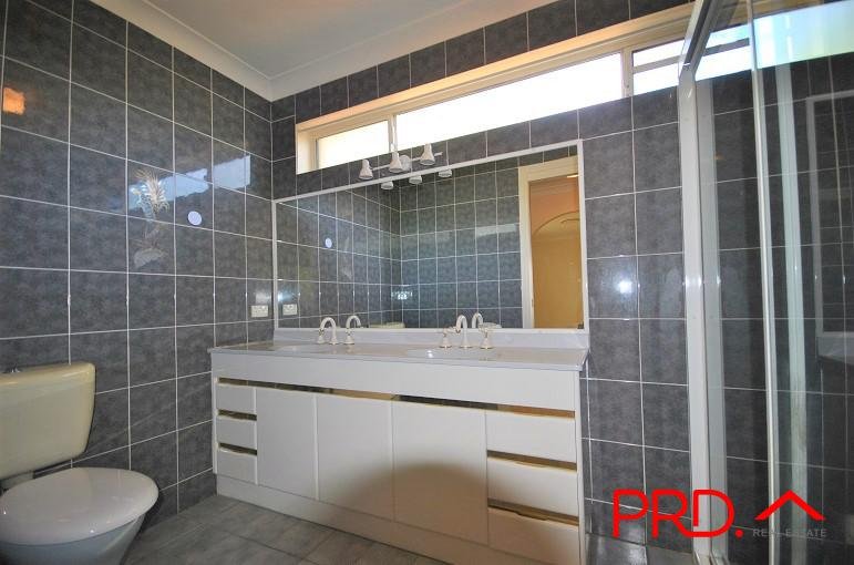 10 Selkirk Avenue BENOWA WATERS 17