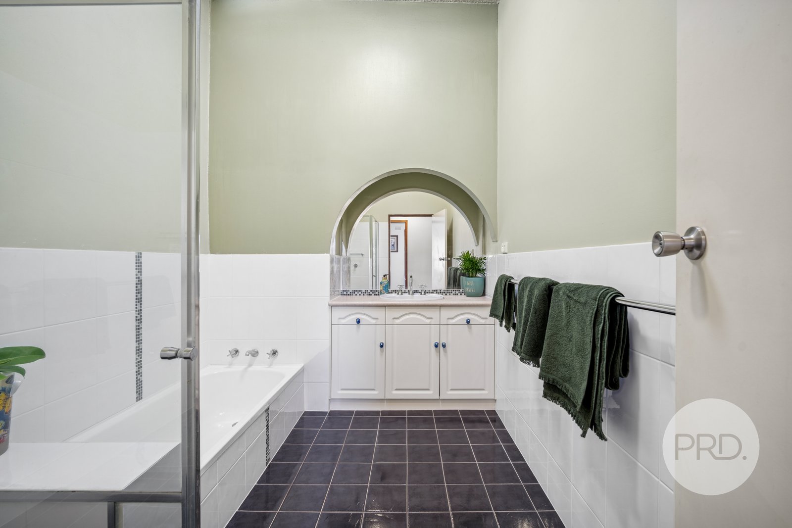 10 Silverwood Road LAKE ALBERT 25