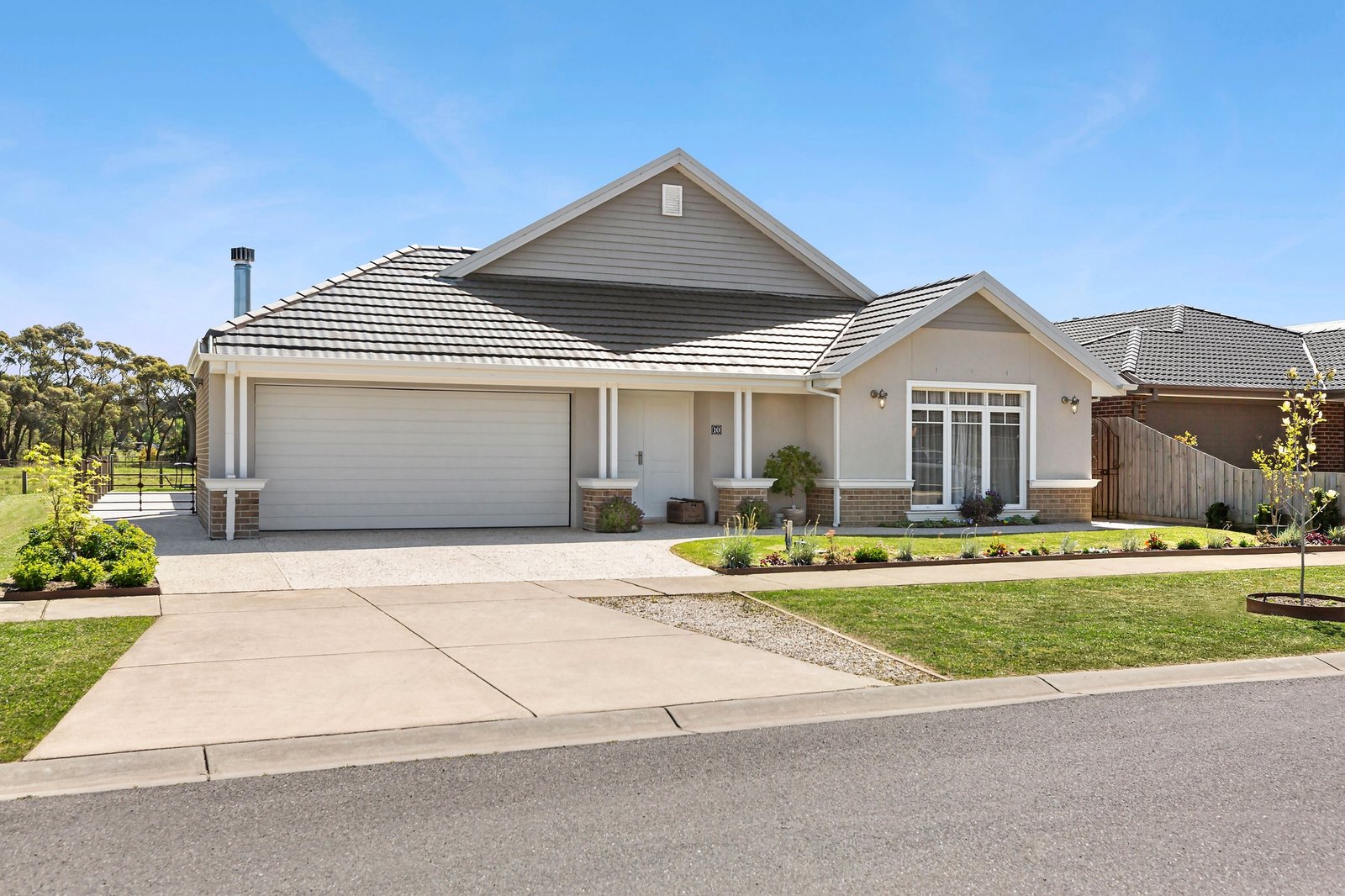 Real Estate and Property in 10 Sproule Place, Woodend, VIC
