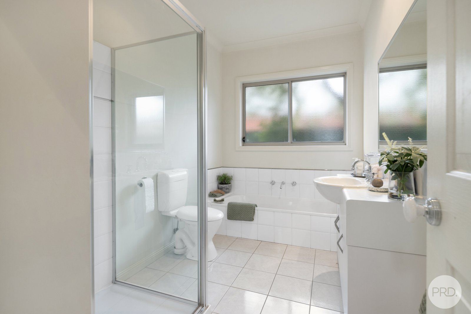 10 St Clare Avenue LAKE GARDENS 5