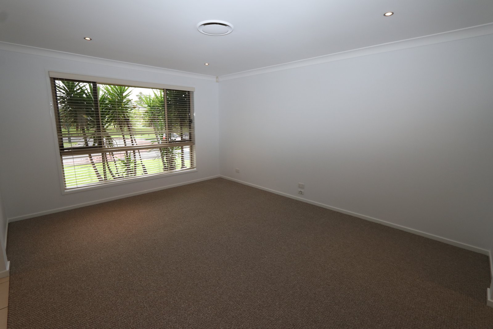 10 Stringybark Drive MOLENDINAR 8