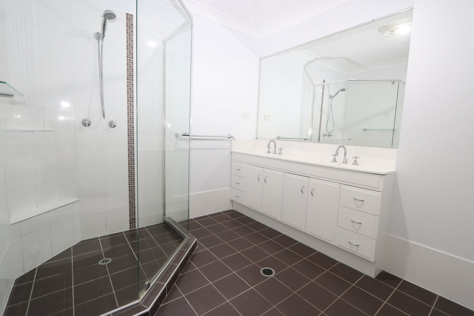 10 Stringybark Drive MOLENDINAR 11