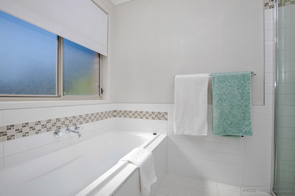10 Sutton Grove BRANXTON 17
