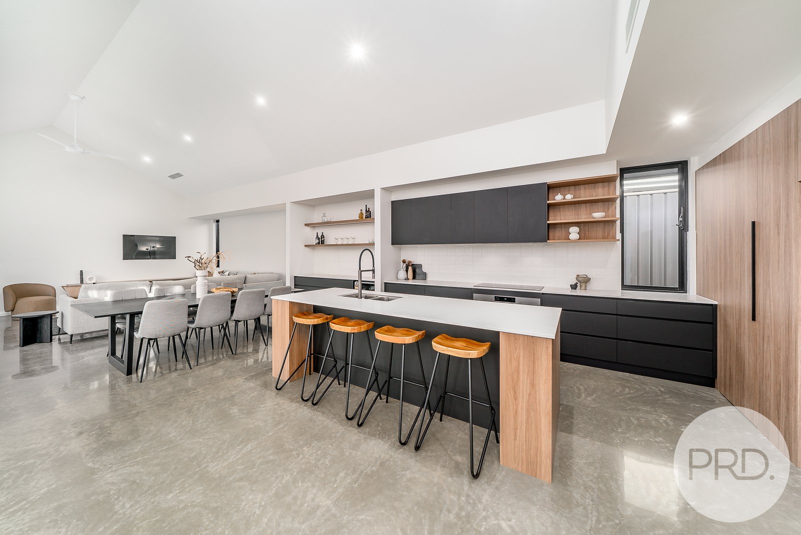 10 Valencia Drive GOBBAGOMBALIN 2