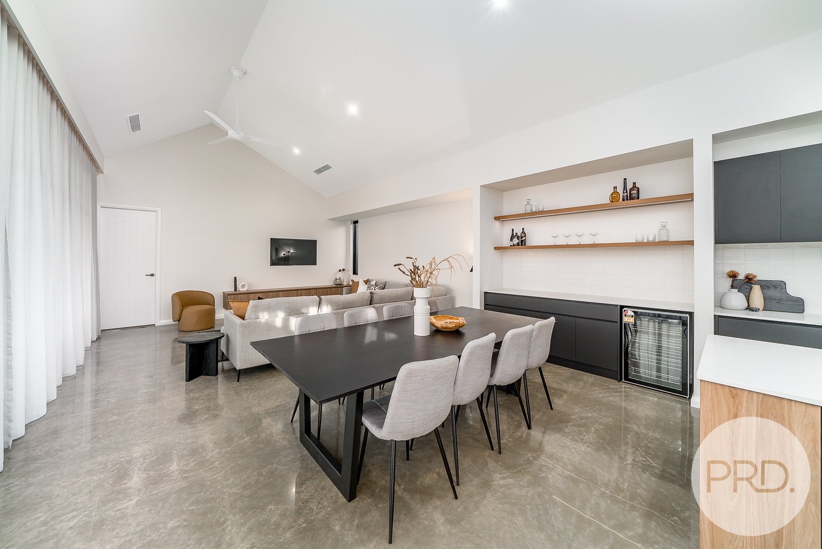 10 Valencia Drive GOBBAGOMBALIN 6