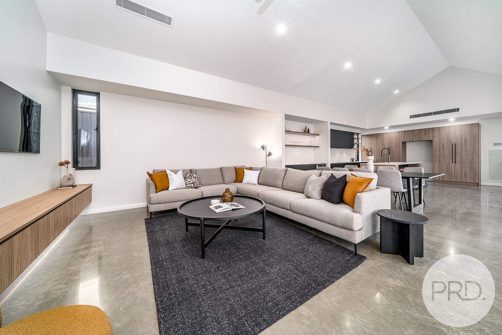 10 Valencia Drive GOBBAGOMBALIN 8