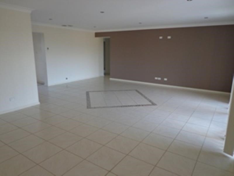 10 Verdelho Drive TAMWORTH 3