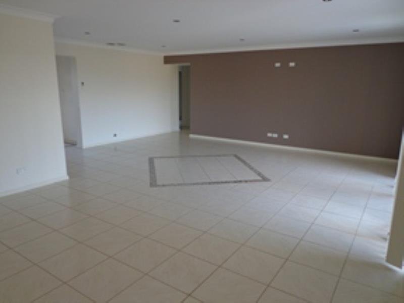 10 Verdelho Drive TAMWORTH 3