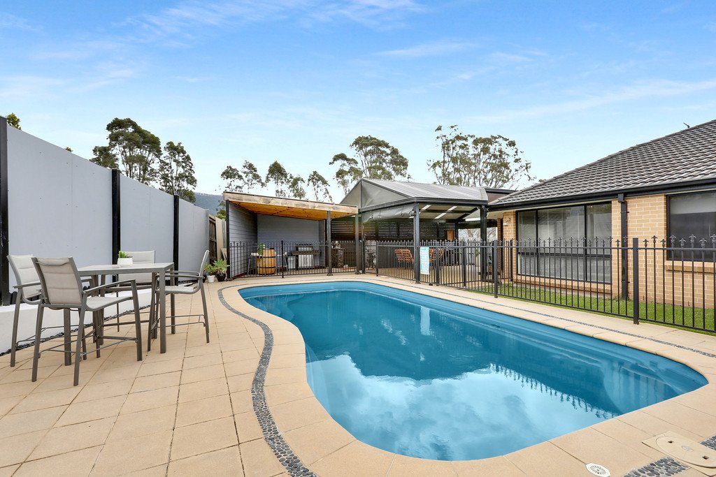 10 Weston Place HORSLEY 1