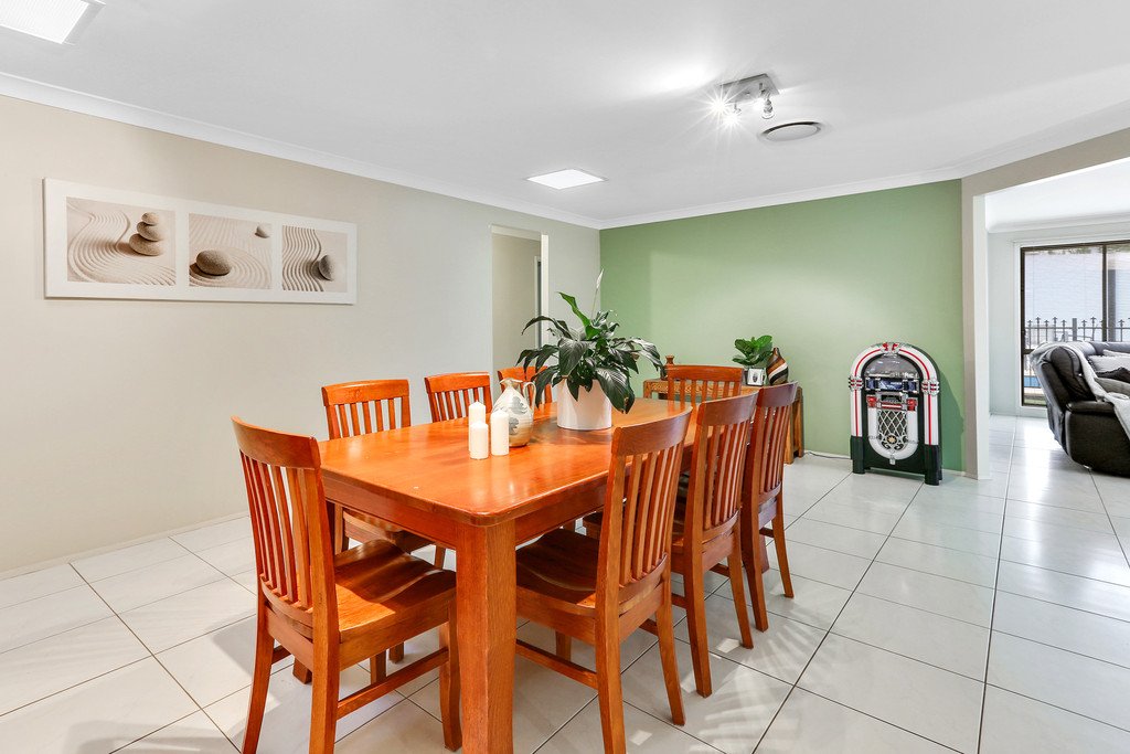 10 Weston Place HORSLEY 5