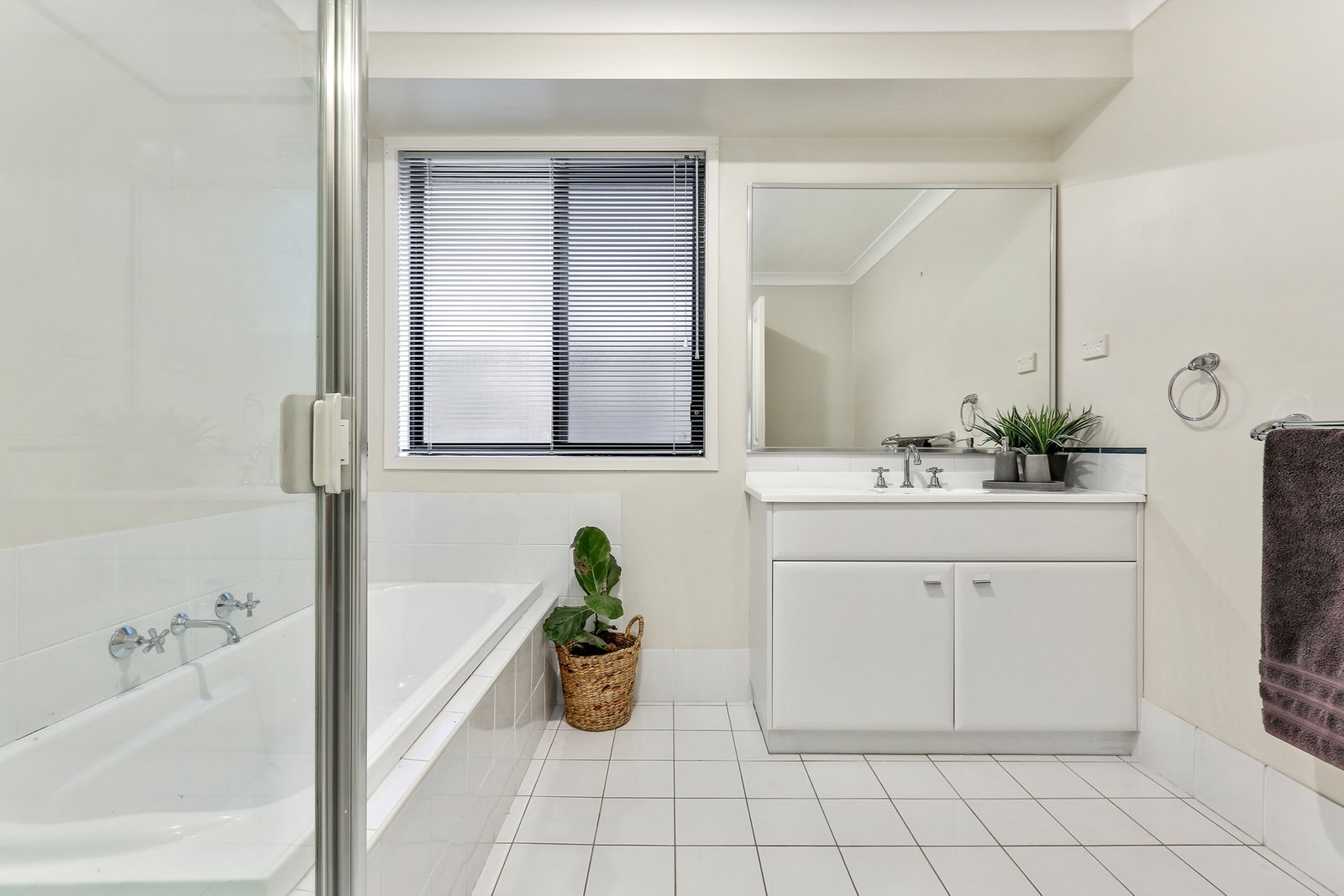 10 Weston Place HORSLEY 6
