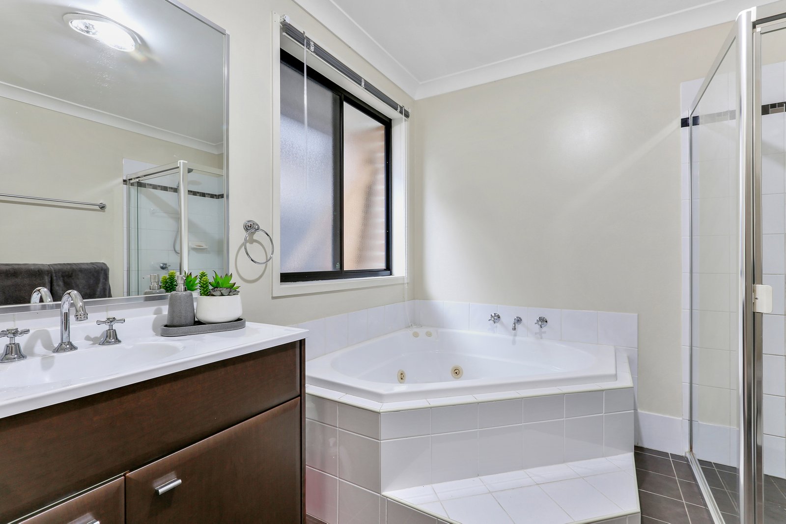 10 Weston Place HORSLEY 7