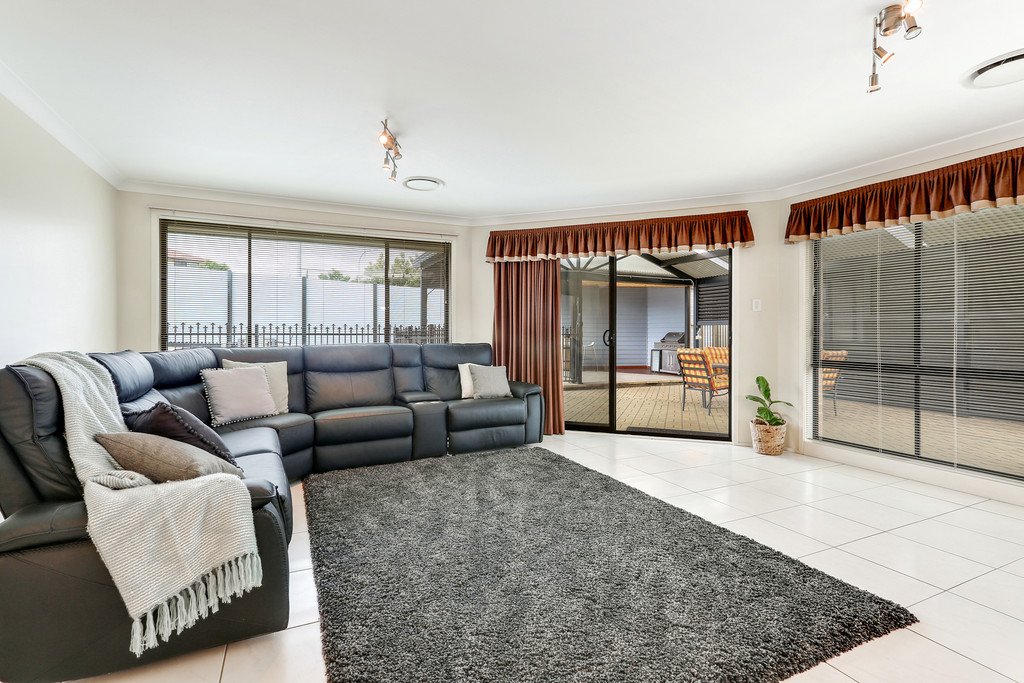 10 Weston Place HORSLEY 8