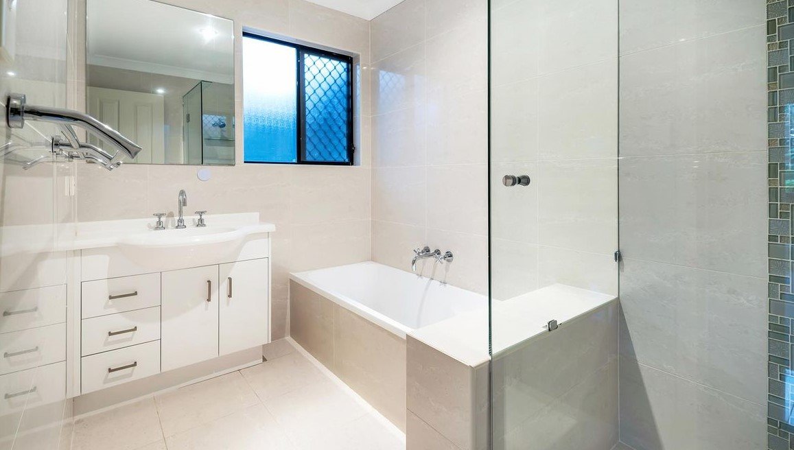 10 Whitehead Drive BURLEIGH WATERS 12