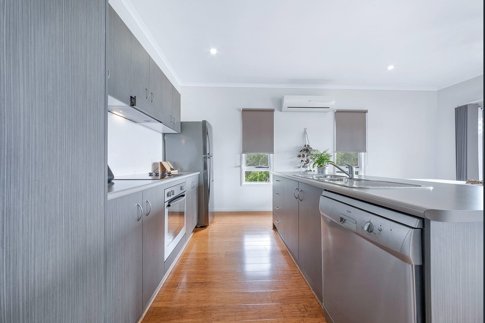 10 Yachtsman Parade CANNONVALE 7