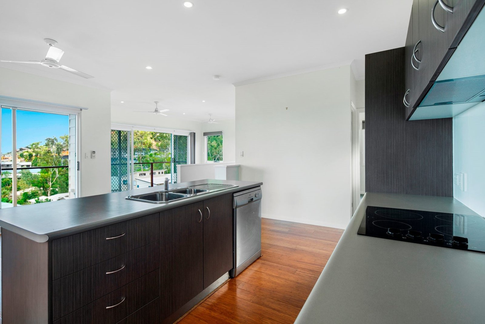 10 Yachtsman Parade CANNONVALE 8