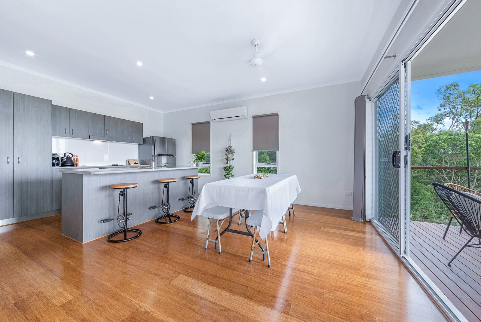 10 Yachtsman Parade CANNONVALE 9