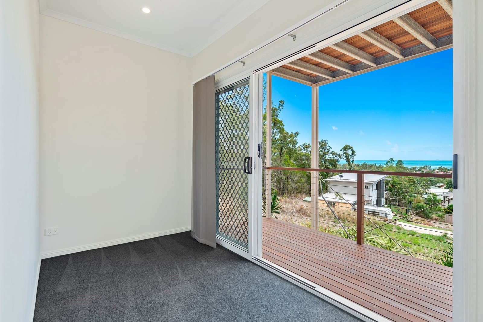 10 Yachtsman Parade CANNONVALE 11