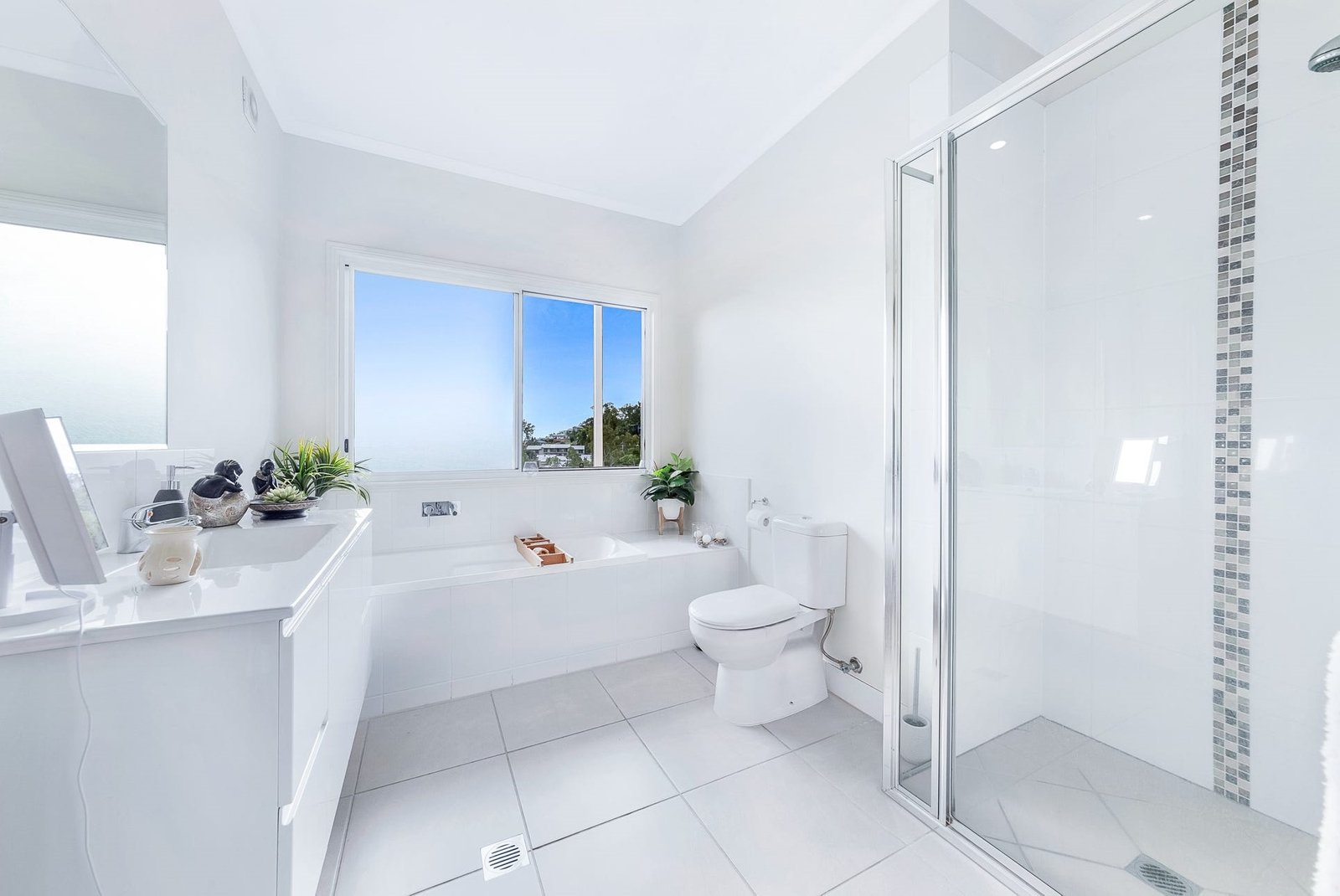 10 Yachtsman Parade CANNONVALE 16