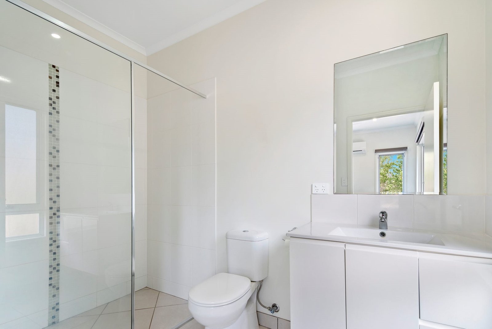 10 Yachtsman Parade CANNONVALE 20