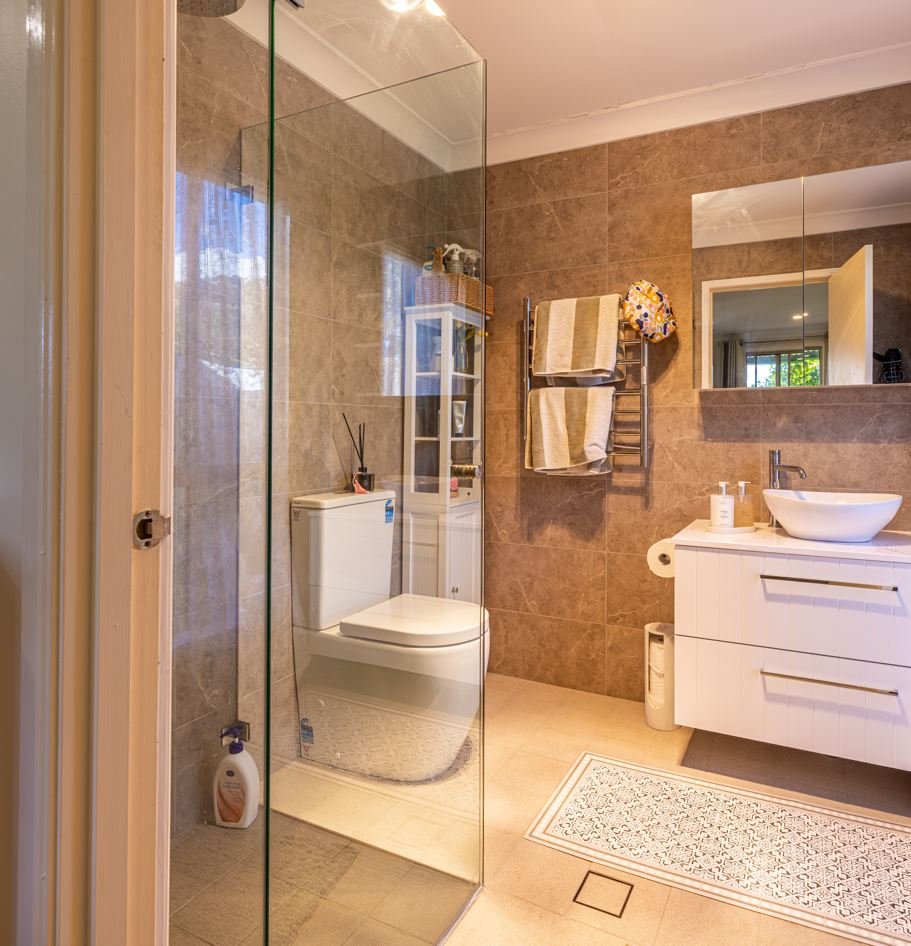 100 Richmond Grove Road SANDY HOLLOW 18