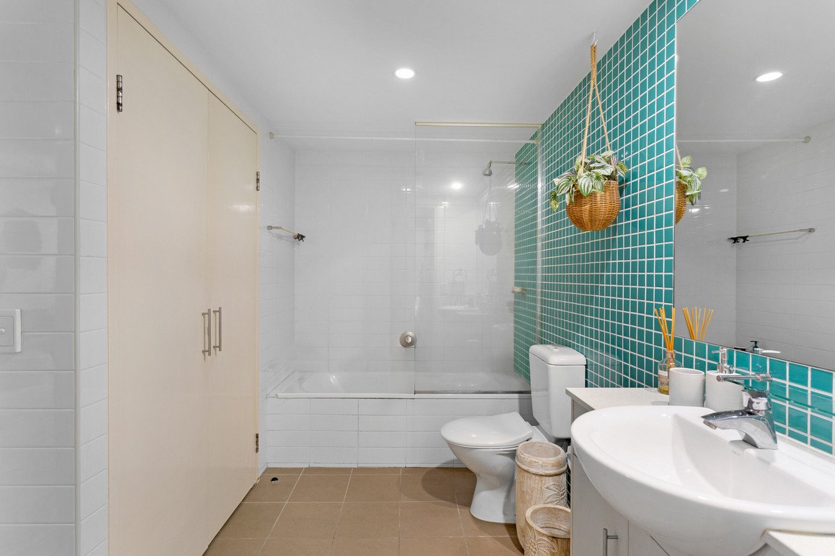 1004/1 Ocean Street BURLEIGH HEADS 8