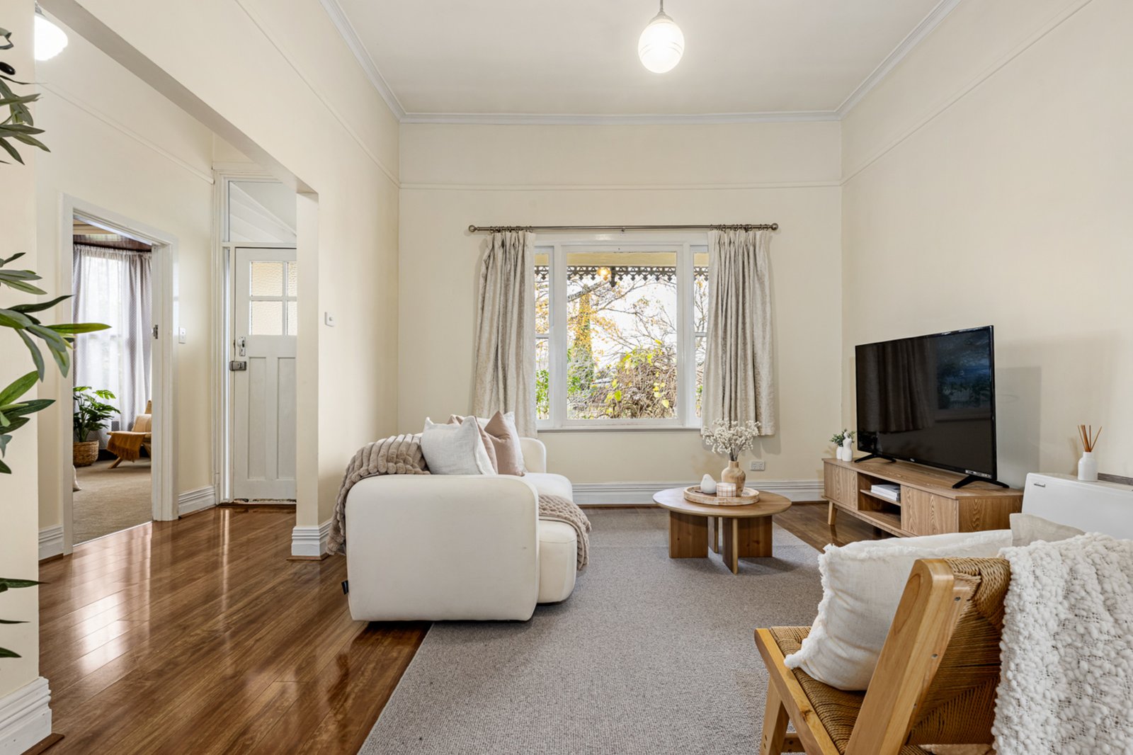 Gallery: 1008A Talbot Street South